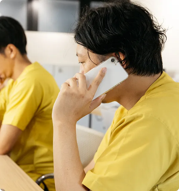 介護事業所で電話対応を行うスタッフの様子