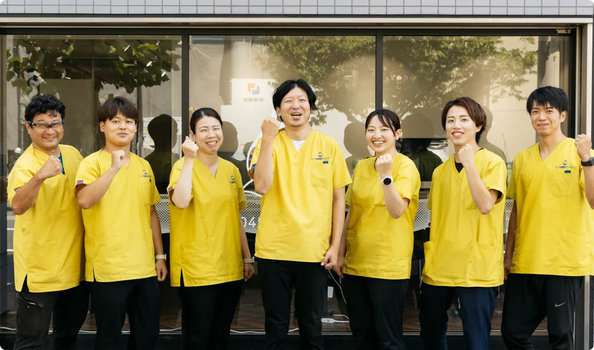 チームワークと決意を表す、活気あふれる集合写真。