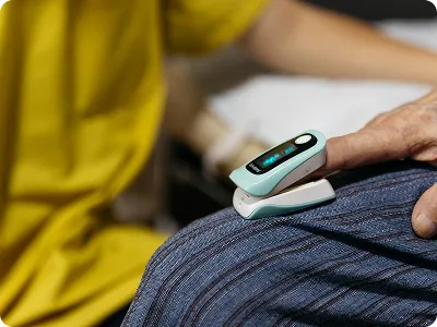 指先に装着されたパルスオキシメーターが作動している様子。