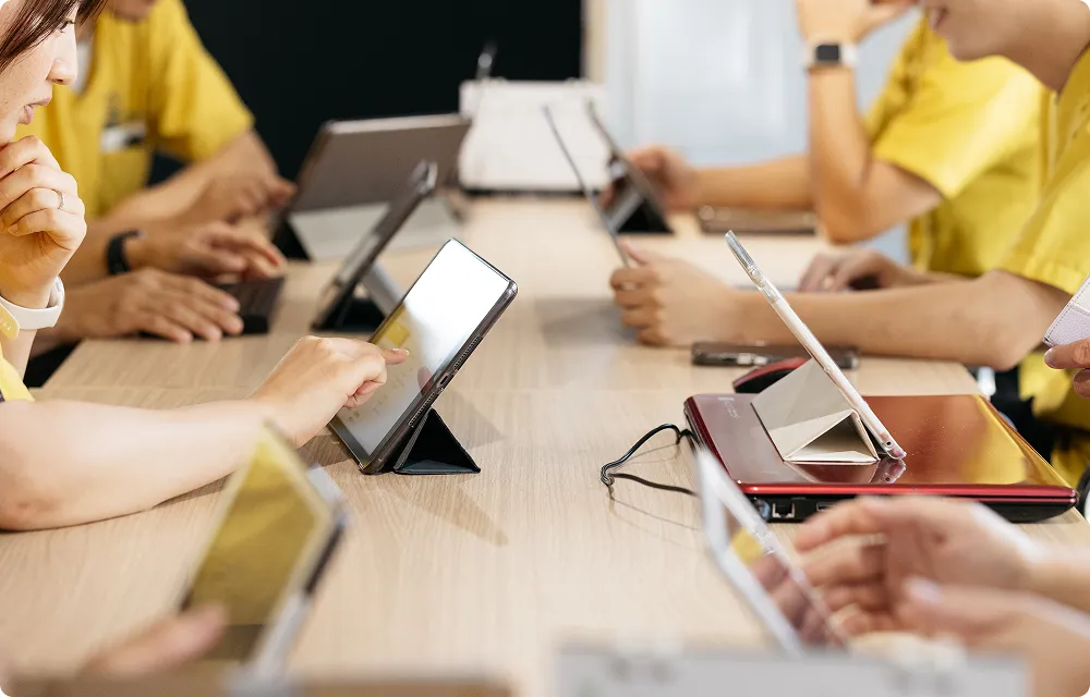 タッチスクリーンを指で操作する手元に焦点。デジタル学習環境におけるインタラクティブな体験。